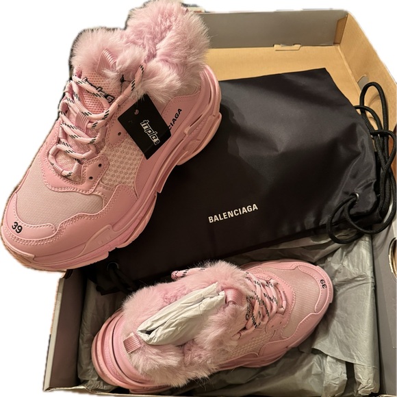 BALENCIAGA women’s TRIPLE S Sneaker Fur pink with pink fur EUR 39  US size 9 NWT - Picture 1 of 8
